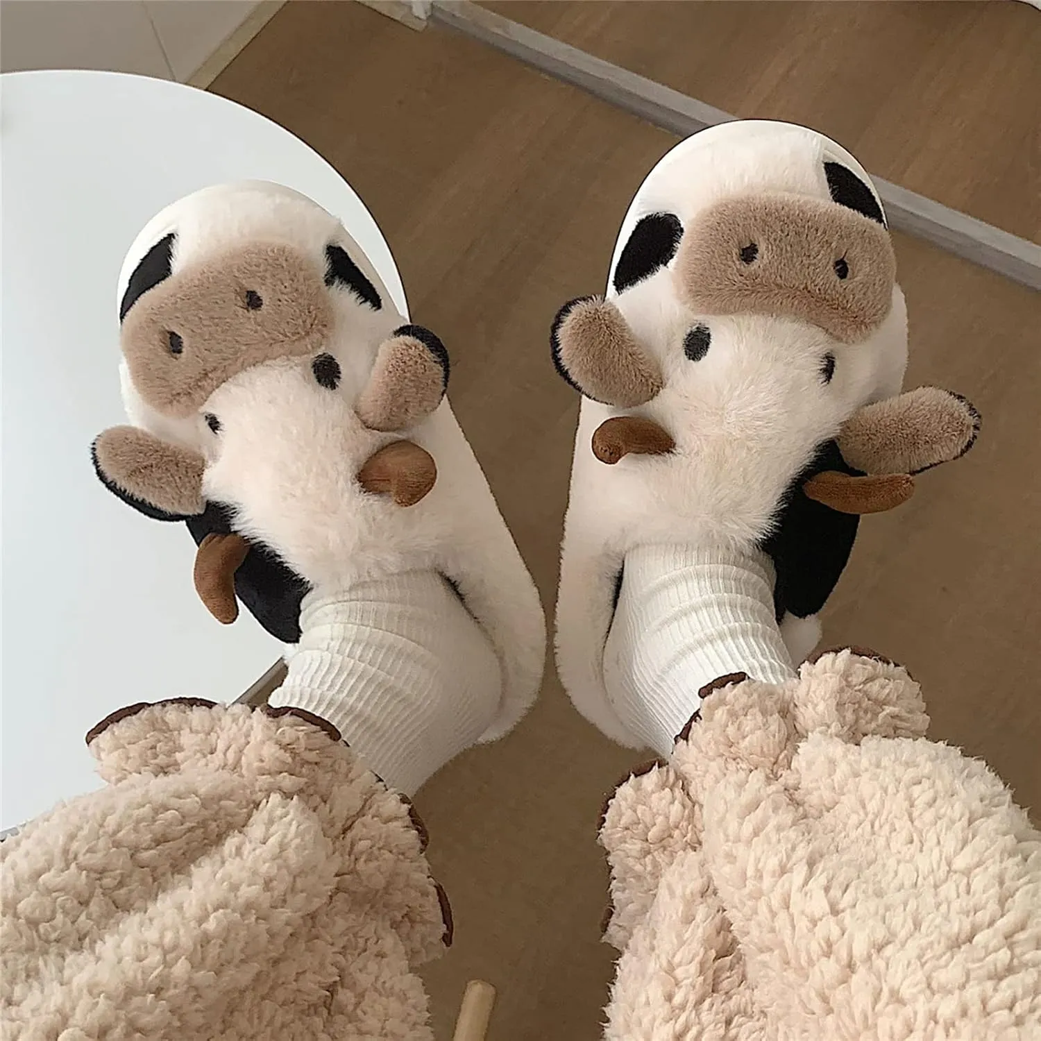 Cow Slides Slippers Unisex Adult Sandals Winter Indoor Outdoor Slippers，Cartoon Fluffy Cotton Non-Slip Slippers Cute Soft Plush Sandals