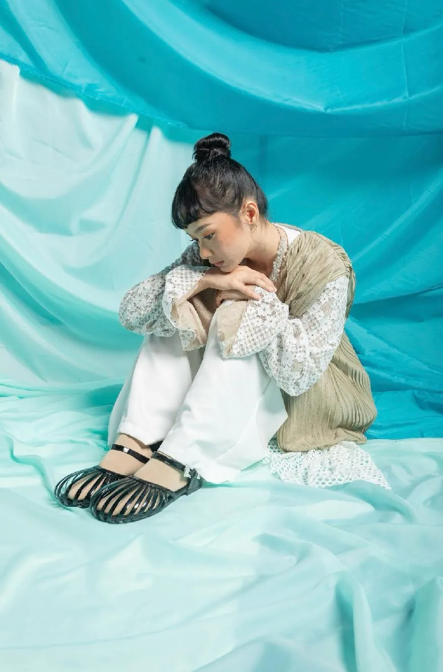 Lucid Cage Flats