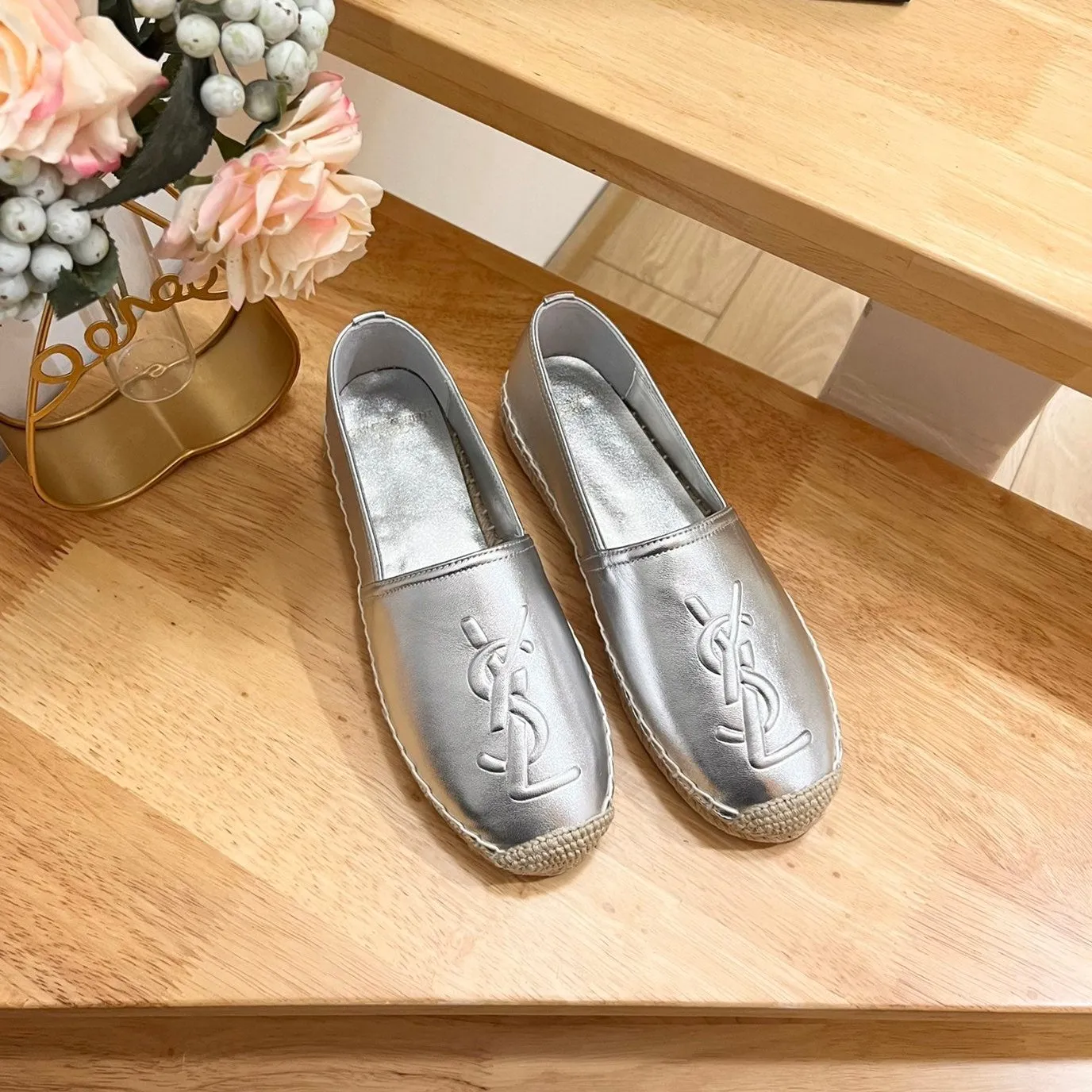 SL Dependable EMBOSSED CALFSKIN Innovative SLIP SILVER YVES LOGO ON Laurent Saint
