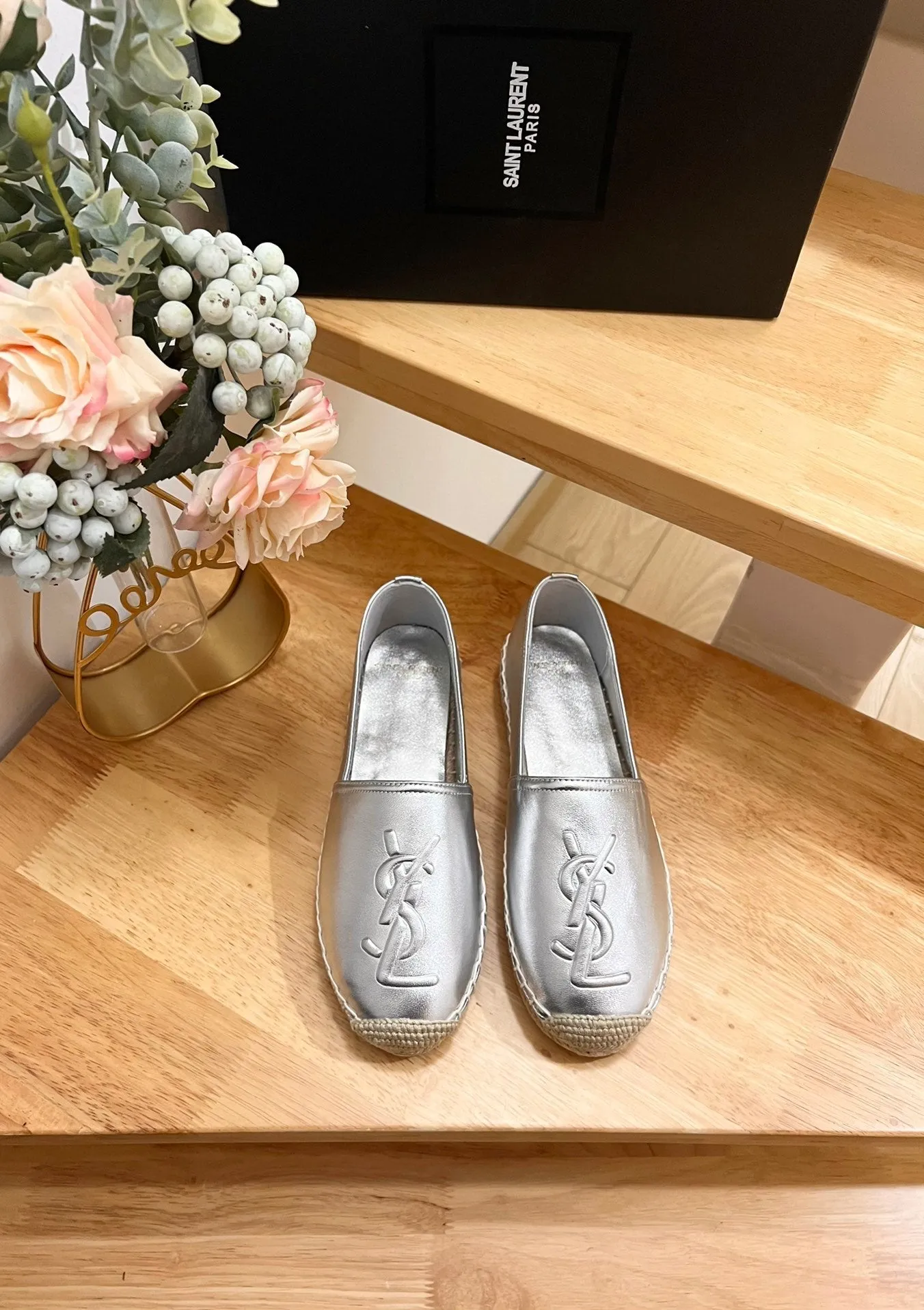 SL Dependable EMBOSSED CALFSKIN Innovative SLIP SILVER YVES LOGO ON Laurent Saint
