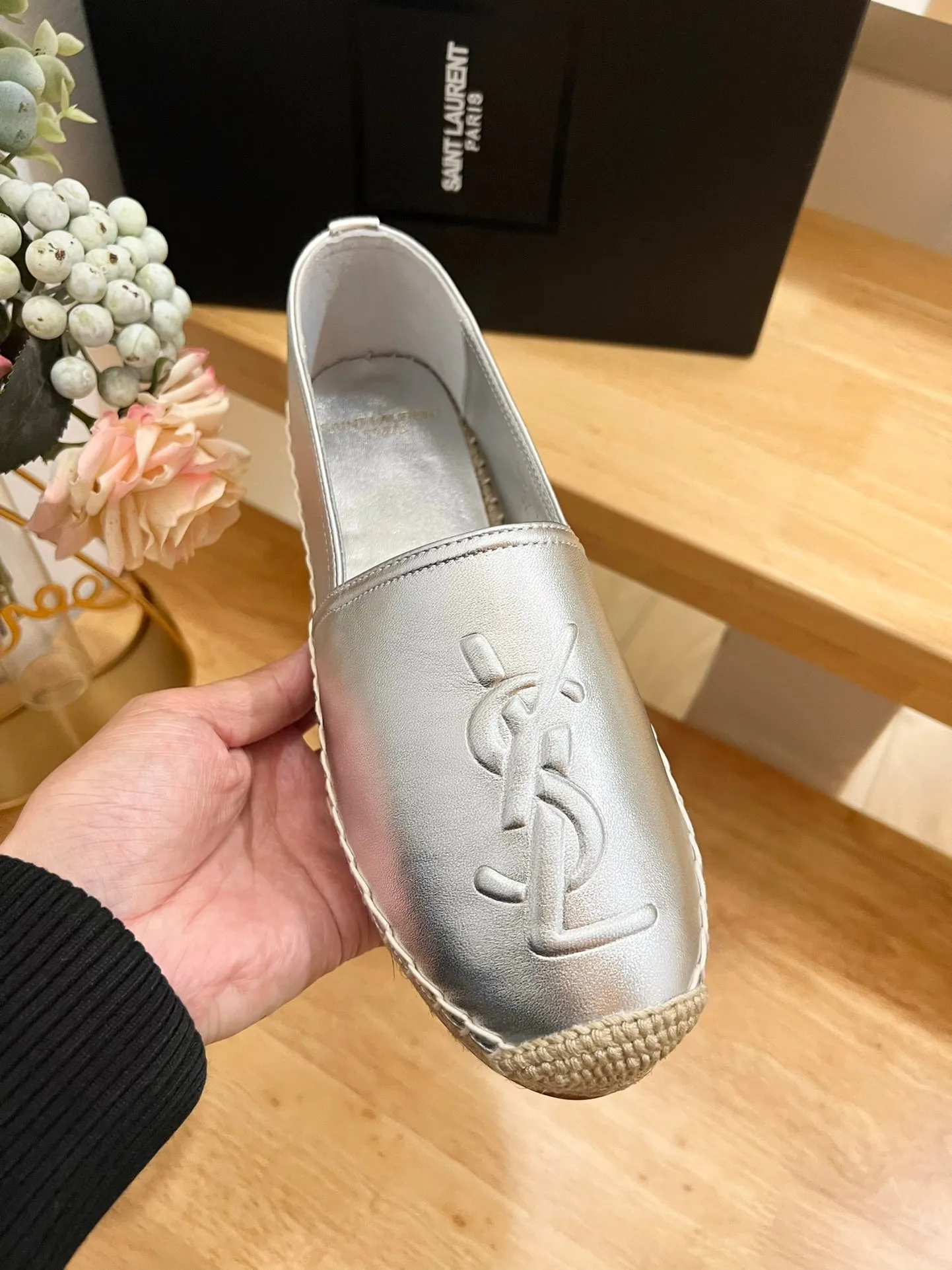 SL Dependable EMBOSSED CALFSKIN Innovative SLIP SILVER YVES LOGO ON Laurent Saint