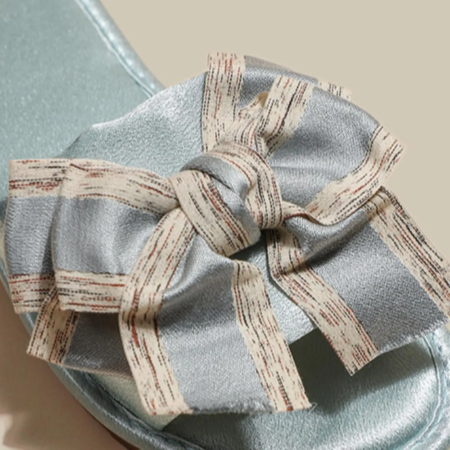 Women's Satin Bow Flat Slippers Luxury Anti Slip Silent Soft Sole Home Slides Fashion Style Indoor Sandals for All Seasons Comfortable Bridal Flip Flops