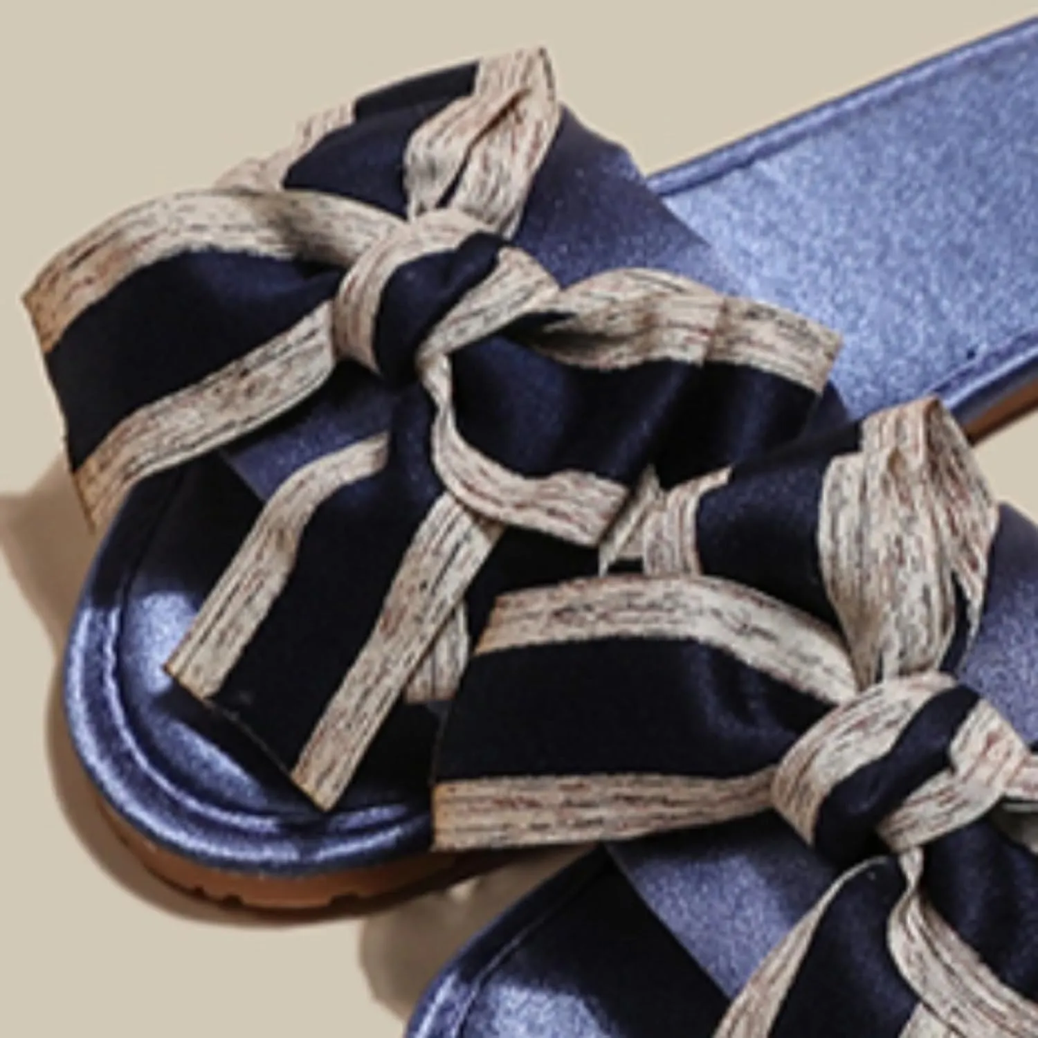 Women's Satin Bow Flat Slippers Luxury Anti Slip Silent Soft Sole Home Slides Fashion Style Indoor Sandals for All Seasons Comfortable Bridal Flip Flops