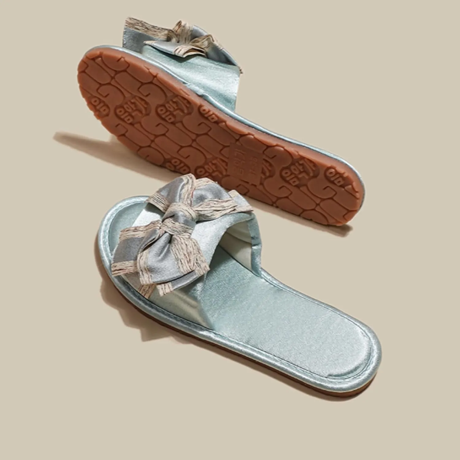 Women's Satin Bow Flat Slippers Luxury Anti Slip Silent Soft Sole Home Slides Fashion Style Indoor Sandals for All Seasons Comfortable Bridal Flip Flops