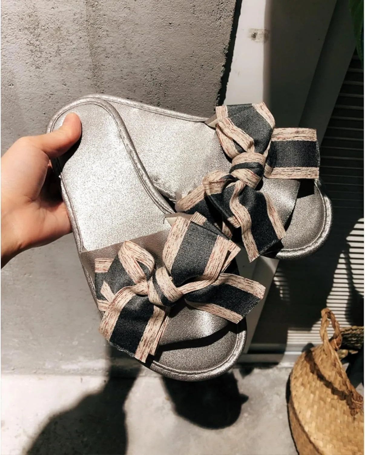 Women's Satin Bow Flat Slippers Luxury Anti Slip Silent Soft Sole Home Slides Fashion Style Indoor Sandals for All Seasons Comfortable Bridal Flip Flops