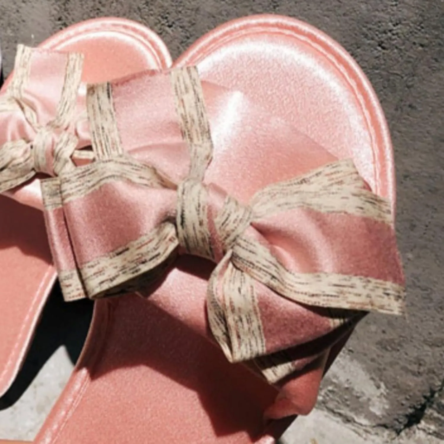 Women's Satin Bow Flat Slippers Luxury Anti Slip Silent Soft Sole Home Slides Fashion Style Indoor Sandals for All Seasons Comfortable Bridal Flip Flops