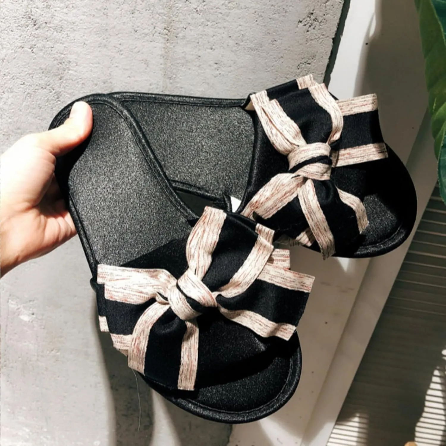 Women's Satin Bow Flat Slippers Luxury Anti Slip Silent Soft Sole Home Slides Fashion Style Indoor Sandals for All Seasons Comfortable Bridal Flip Flops