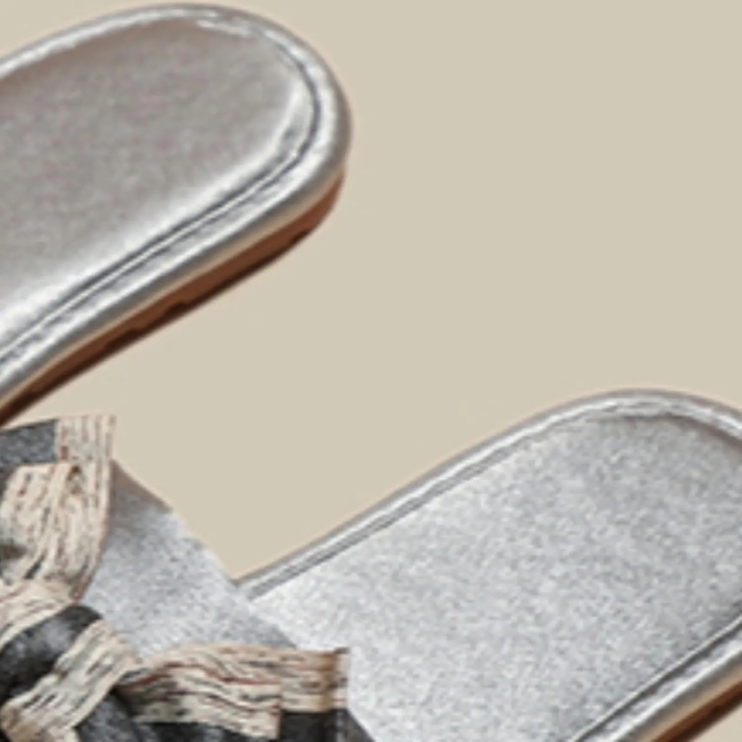 Women's Satin Bow Flat Slippers Luxury Anti Slip Silent Soft Sole Home Slides Fashion Style Indoor Sandals for All Seasons Comfortable Bridal Flip Flops